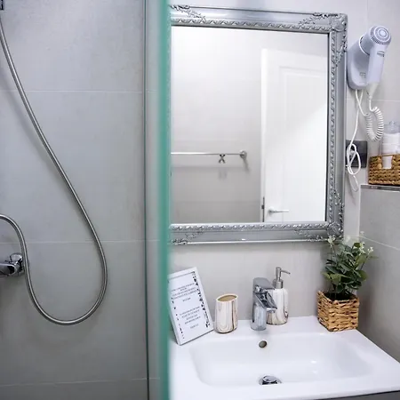 Anais Seafront Right On The Apartment Mamaia